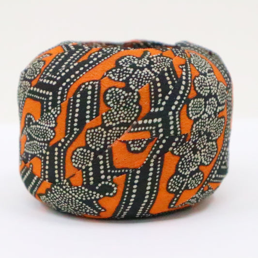 オレンジに黒の亀甲の中に草花柄・化繊(Y02403025)