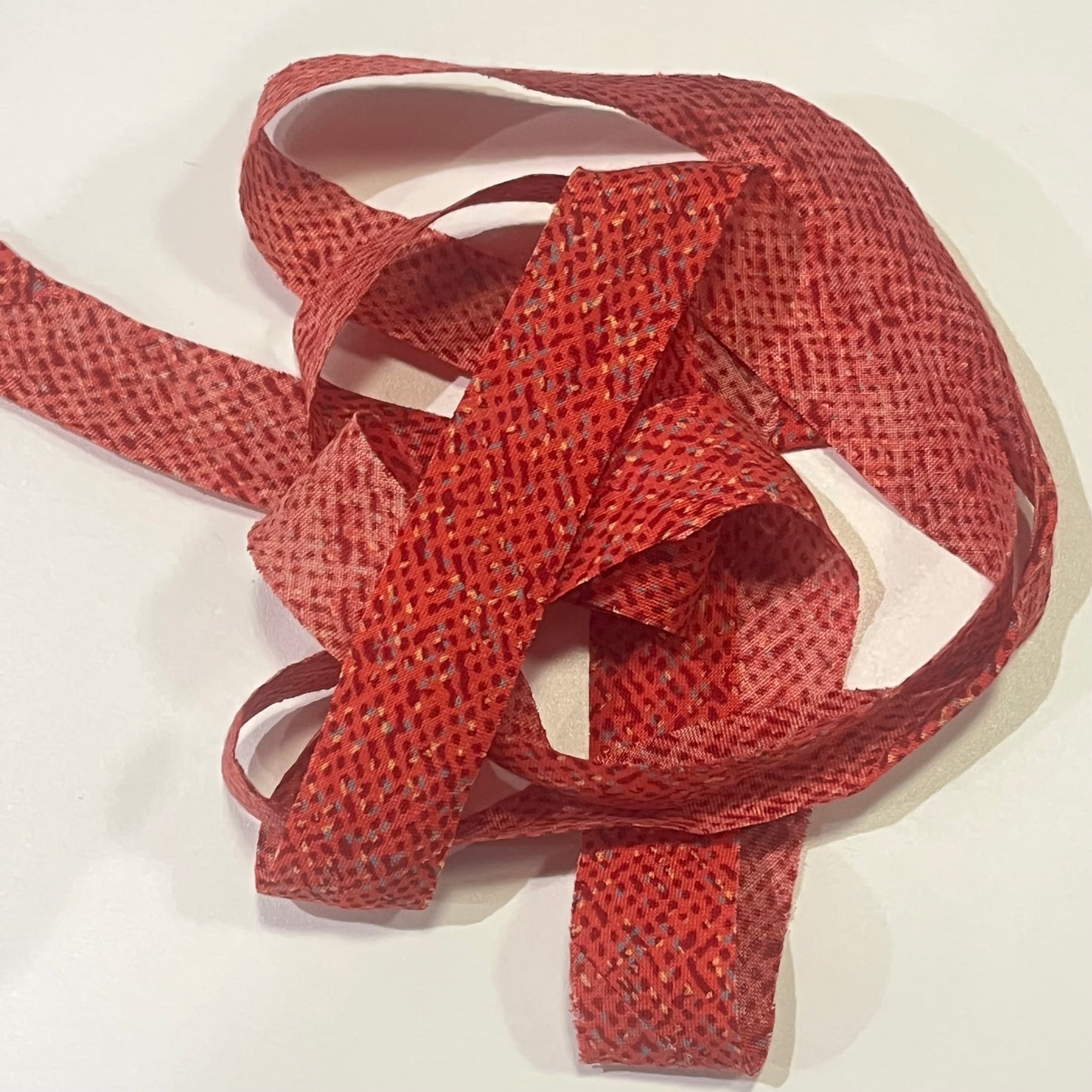 赤に細かい幾何学柄・交織(Y02508004)