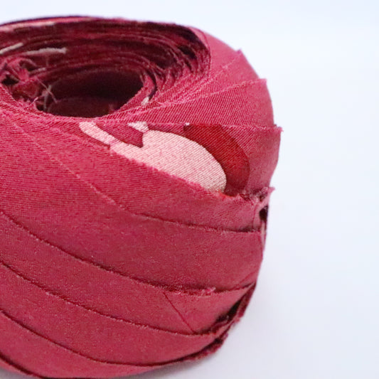 濃紅色に家屋や木の柄・縮緬(Y02306016)