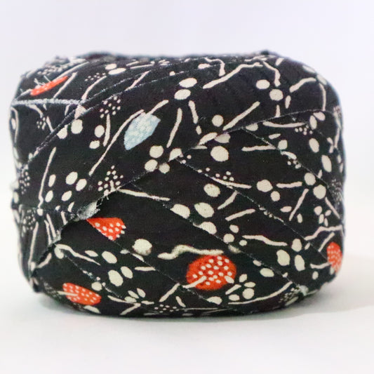 黒に赤と水色の葉っぱと白の小花柄・縮緬(Y02309021)