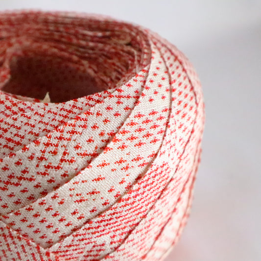 白地に赤の抽象柄・紬(Y02312010)