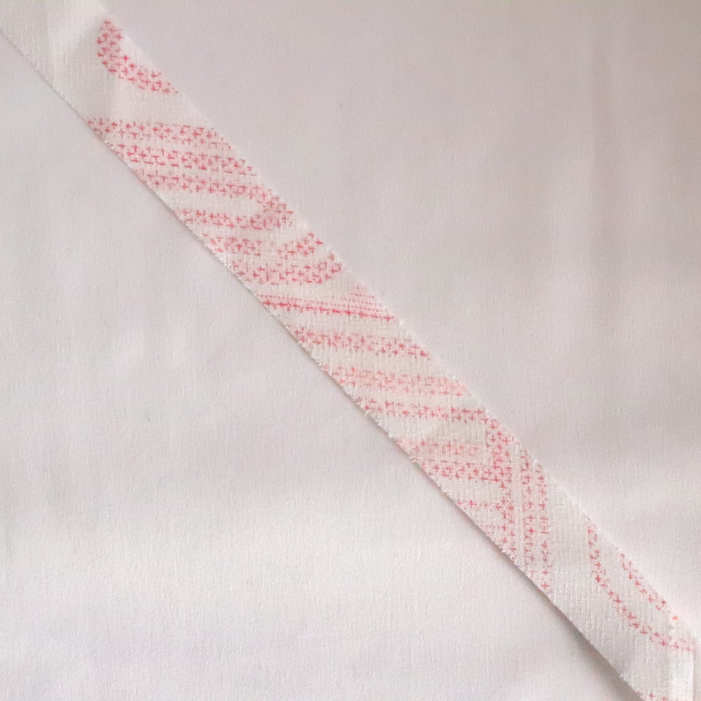 白につつじ色の抽象柄・交織(Y02310027)