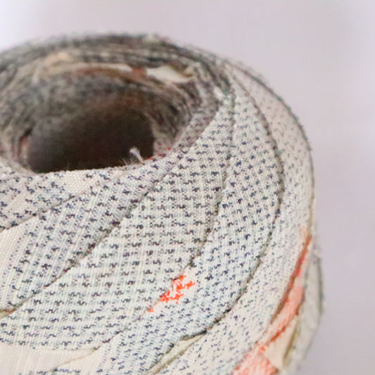 白地に灰色と赤の抽象柄・紬(Y02312017)