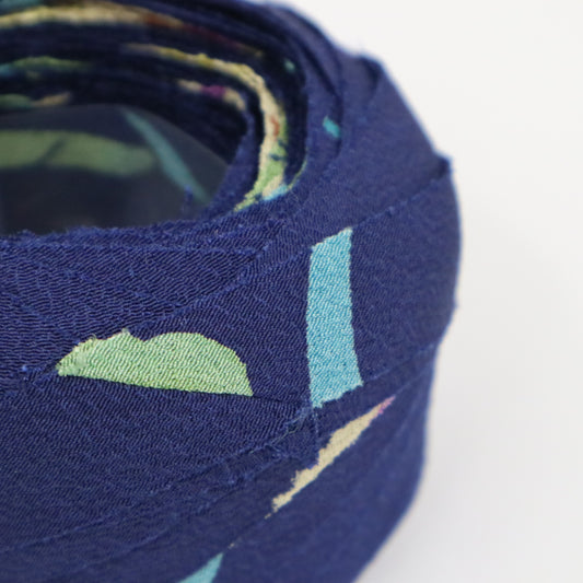 濃紺に黄緑・水色・白・紫などの花葉柄(Y02312006)