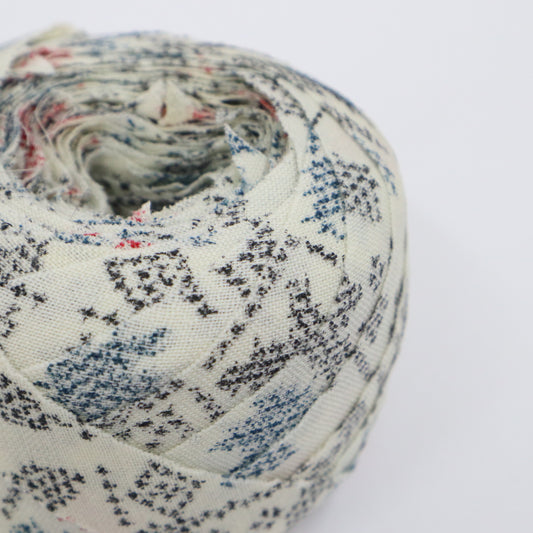 白地に黒・青・赤の絣柄・ウール(Y02402011)