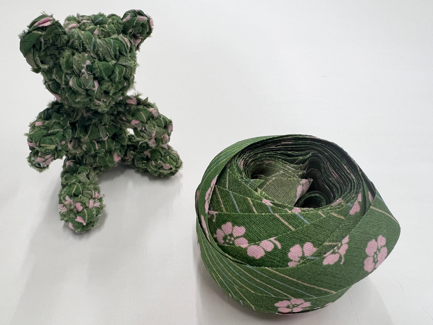 【ベアにおすすめヤーン】30m玉/鶯色にピンクの花柄・交織