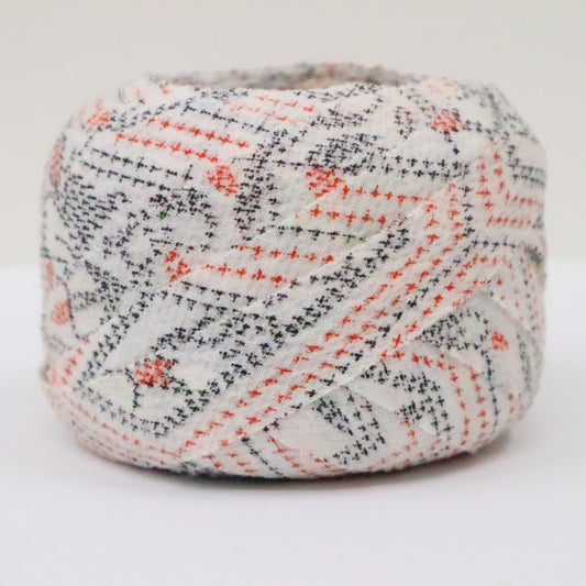 白に赤と黒の十字絣の亀甲・紬(Y02405003)