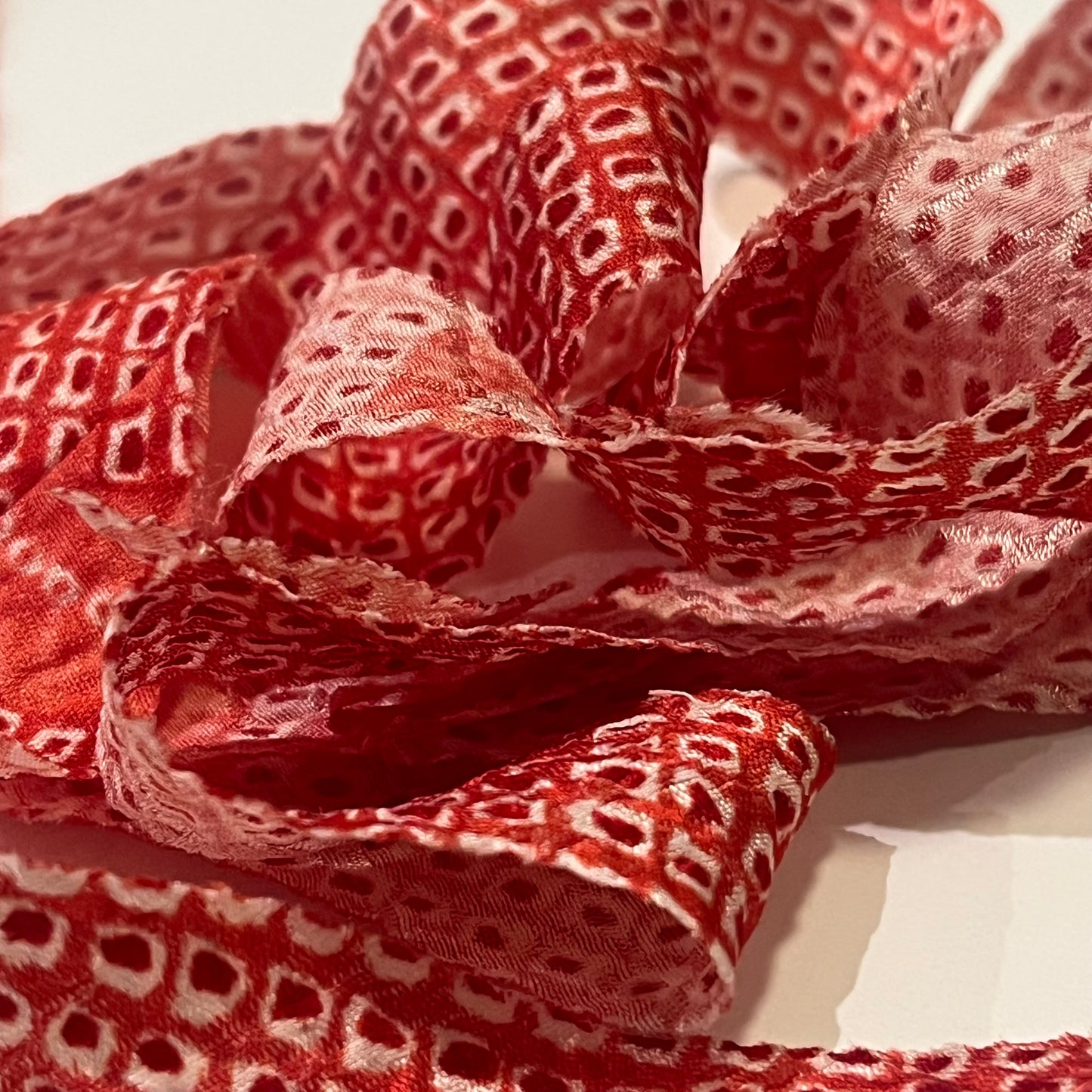 赤の絞り柄・化繊(Y02508005)