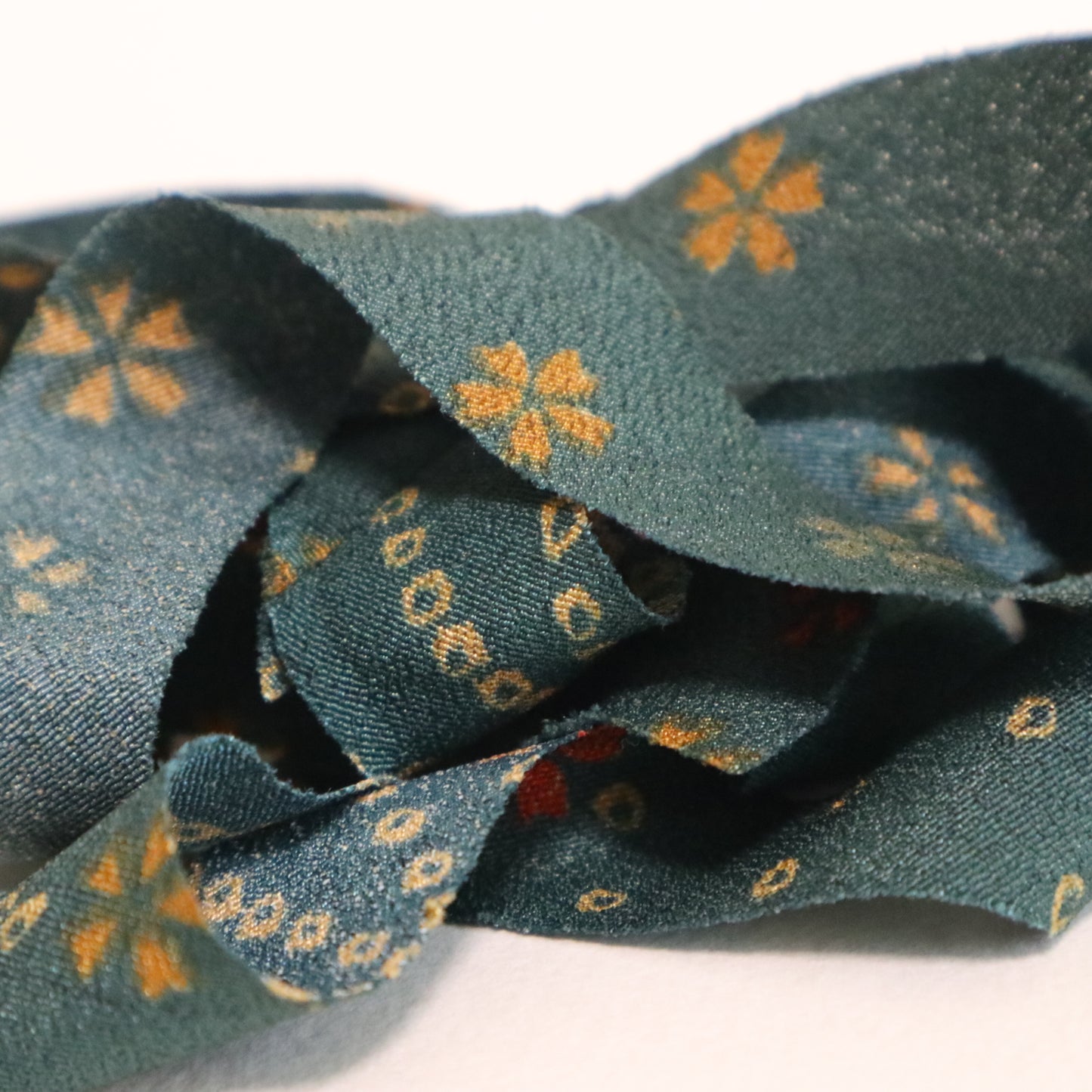 深緑に赤や黄色の小花模様・縮緬 (Y02605008)