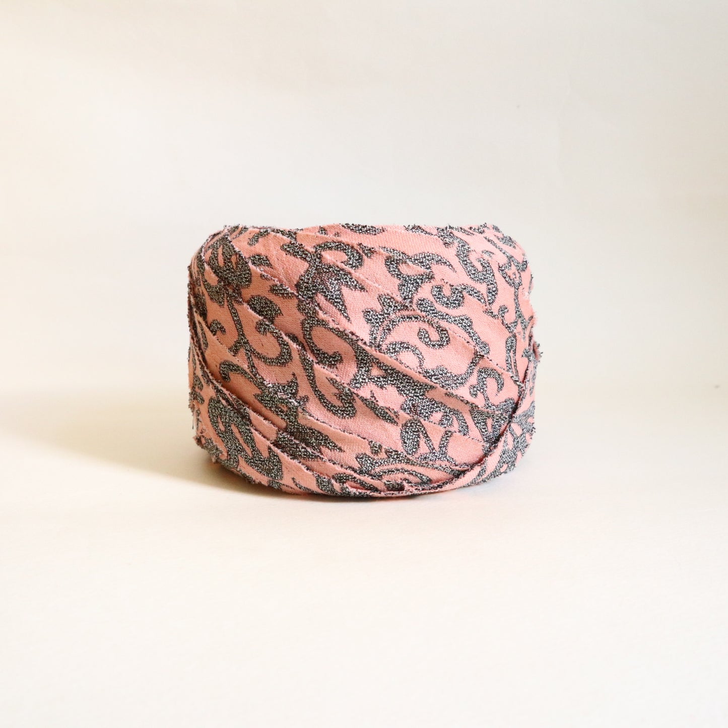 ピンクに灰色の花唐草柄・交織(Y02509004)