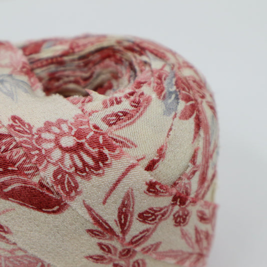 白地にピンクの草花模様(Y02009095)