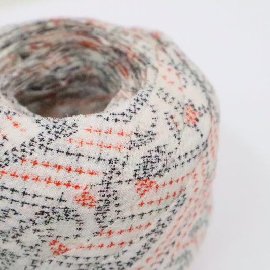 白に赤と黒の十字絣の亀甲・紬(Y02405003)