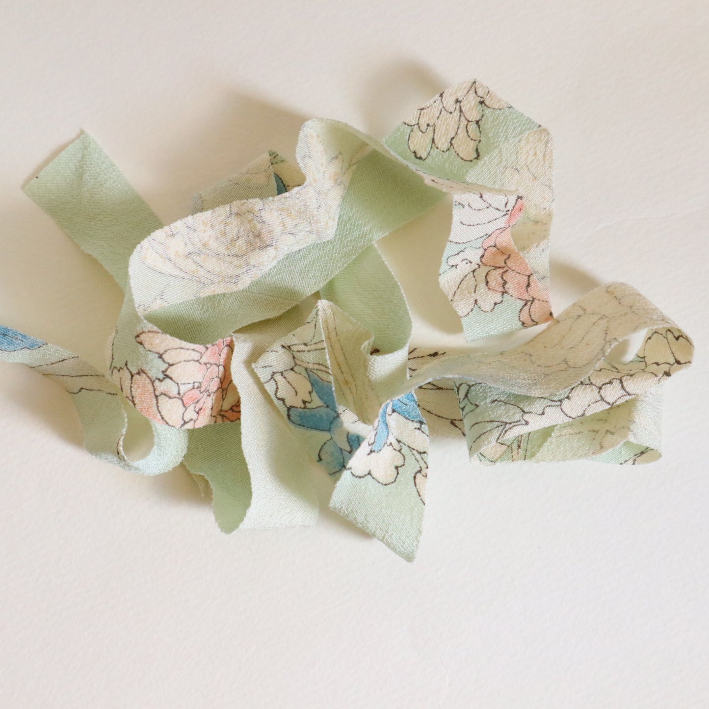 薄い水色にピンク・青・白の花柄・縮緬(Y02509002)