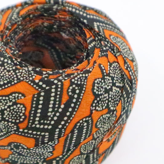 オレンジに黒の亀甲の中に草花柄・化繊(Y02403025)