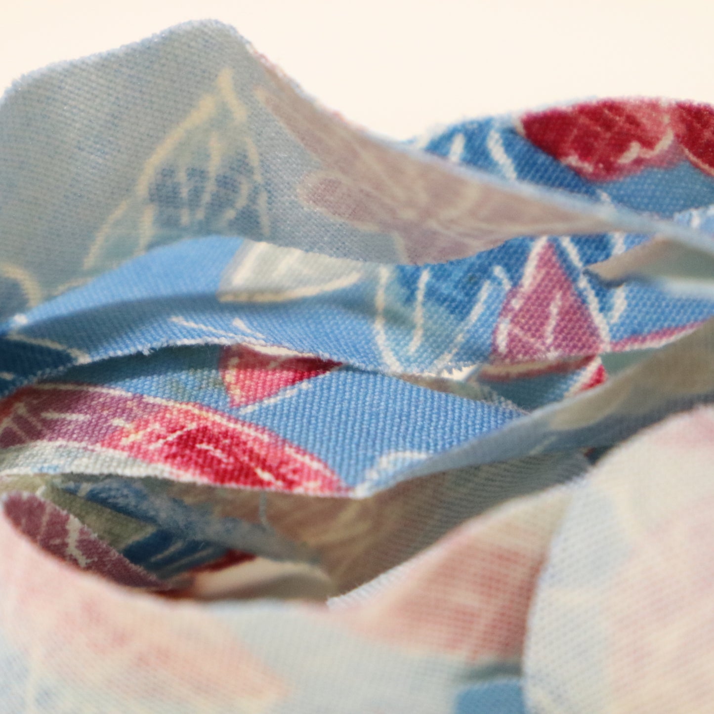 【残りわずか】水色 赤 花柄 ウール(Y02511001)