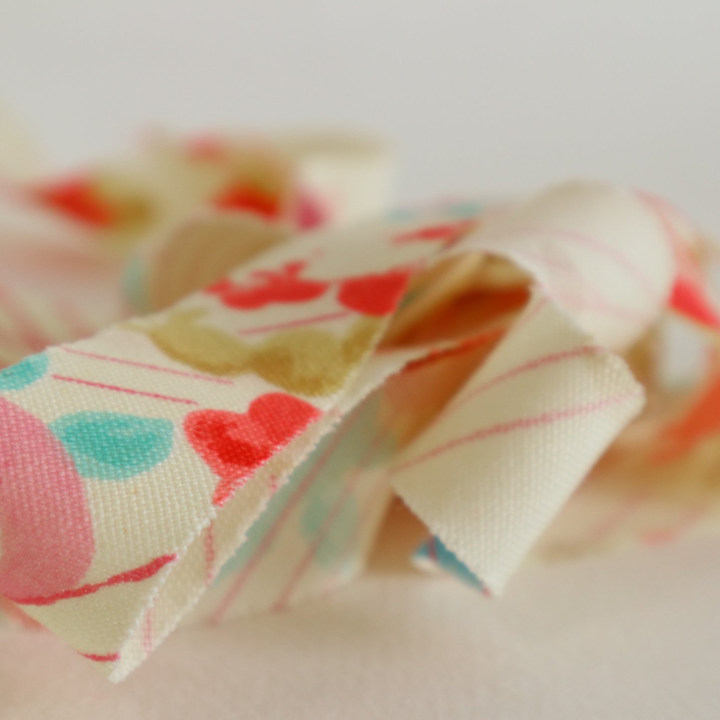 卵色に色とりどりの万寿菊柄・交織(Y02601012)