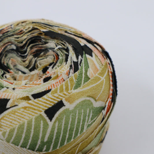 黒に緑・黄・オレンジの葉柄・縮緬(Y02309020)