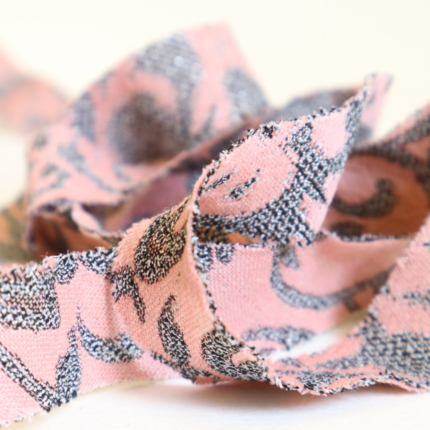 ピンクに灰色の花唐草柄・交織(Y02509004)