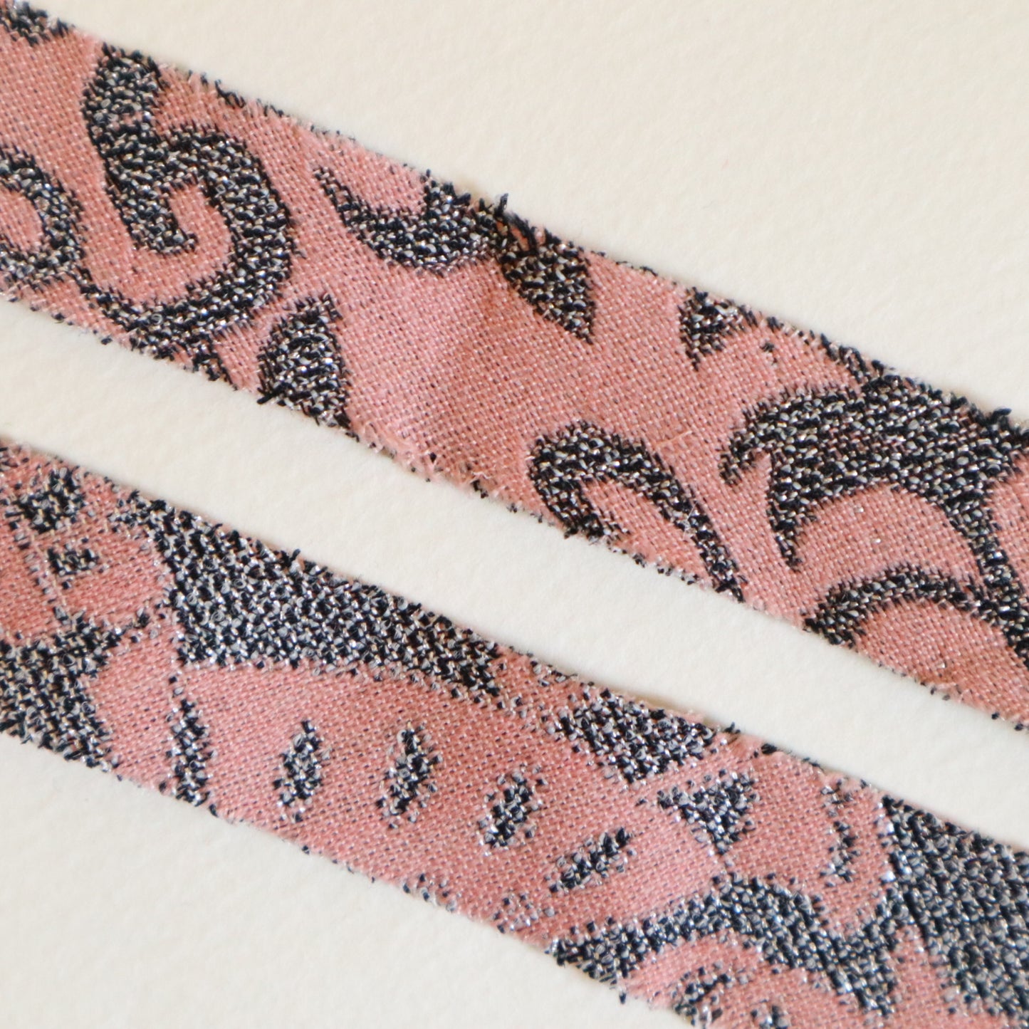 ピンクに灰色の花唐草柄・交織(Y02509004)