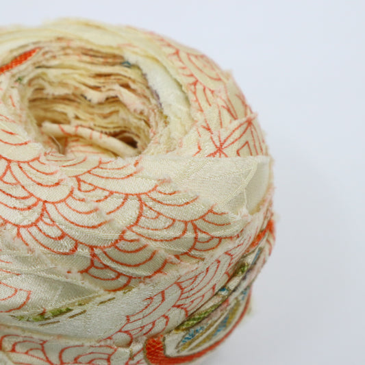 白に赤の吉祥柄縮緬(Y02012021)