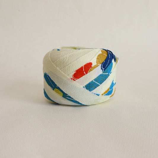 薄い卵色に赤・緑・青・黄の花柄・化繊(Y02601004)