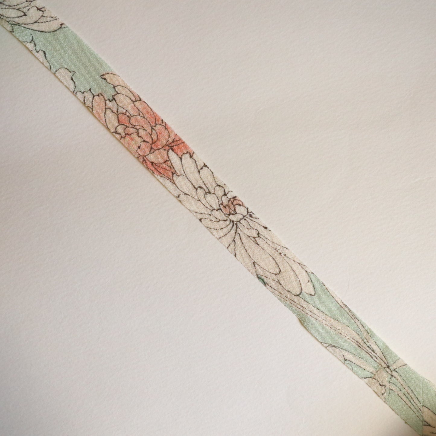 薄い水色にピンク・青・白の花柄・縮緬(Y02509002)