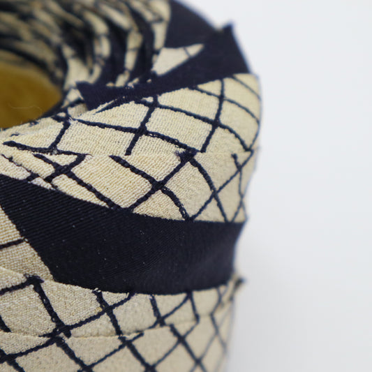 白地に紺色の格子柄・縮緬(Y02401025)