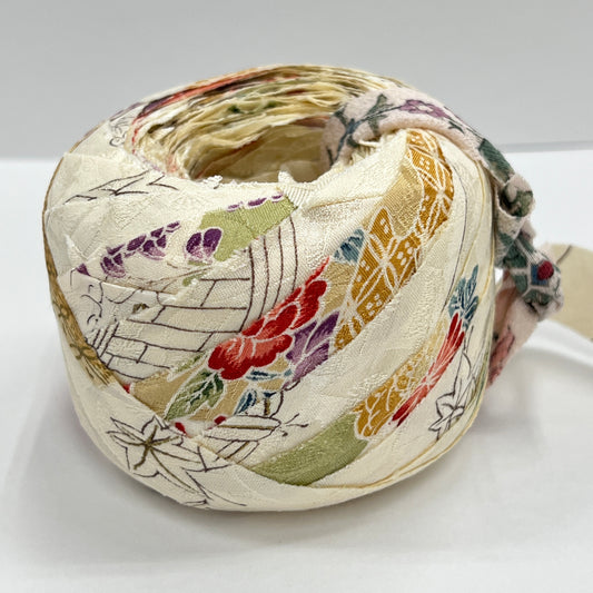 光沢のある生成りに春秋花柄と吉祥柄・縮緬(Y02205024)