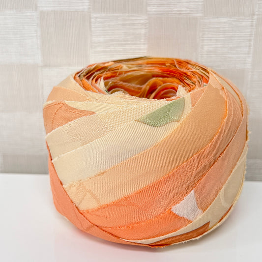 薄黄色に橙・緑の花柄のグラデーション・縮緬(Y02000003)