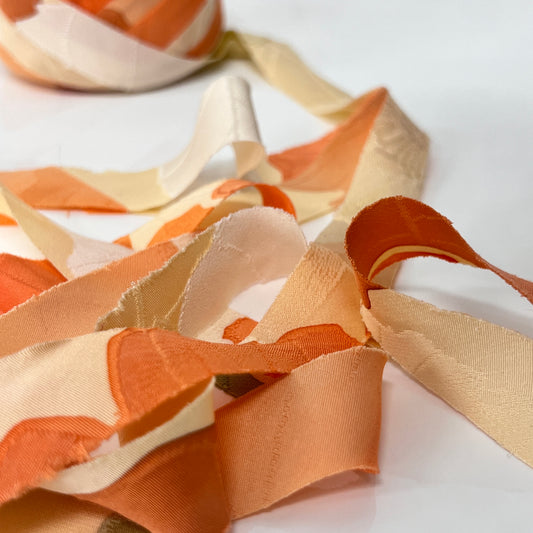 薄黄色に橙・緑の花柄のグラデーション・縮緬(Y02000003)