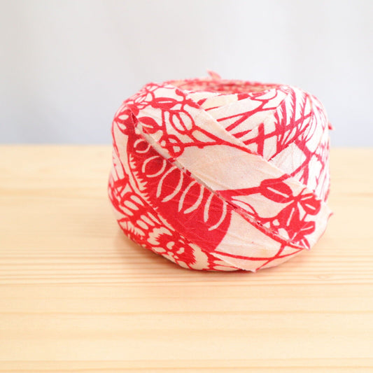 白地に紅色の蝶と草花模様(Y00005041)