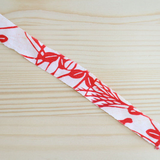 白地に紅色の蝶と草花模様(Y00005041)