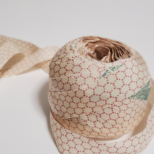 白地に桃色の亀甲柄・黄緑色の駒模様(Y00010113)