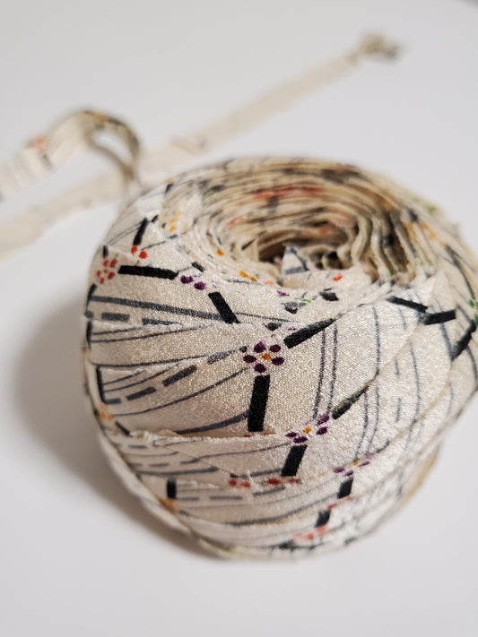 白地に灰色の抽象模様、黄・赤・紫・緑の小花(Y00010182)