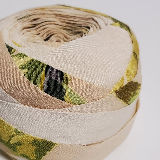 黄みがかった薄いベージュに黄と緑の草花柄(Y00010194)