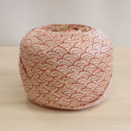 白に臙脂の青海波に扇・紋綸子(Y02008037)