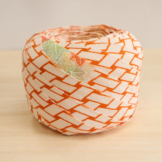 白地にオレンジの網代柄に紅葉と梅・縮緬(Y02008060)