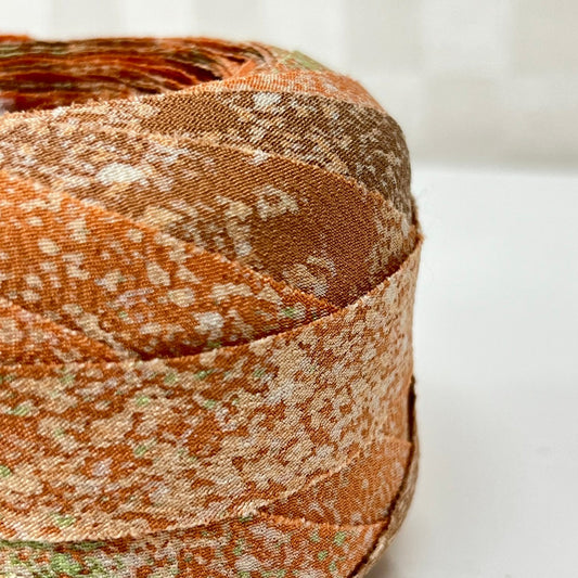 淡い橙色に緑や茶のグラデーション・縮緬(Y02003029)