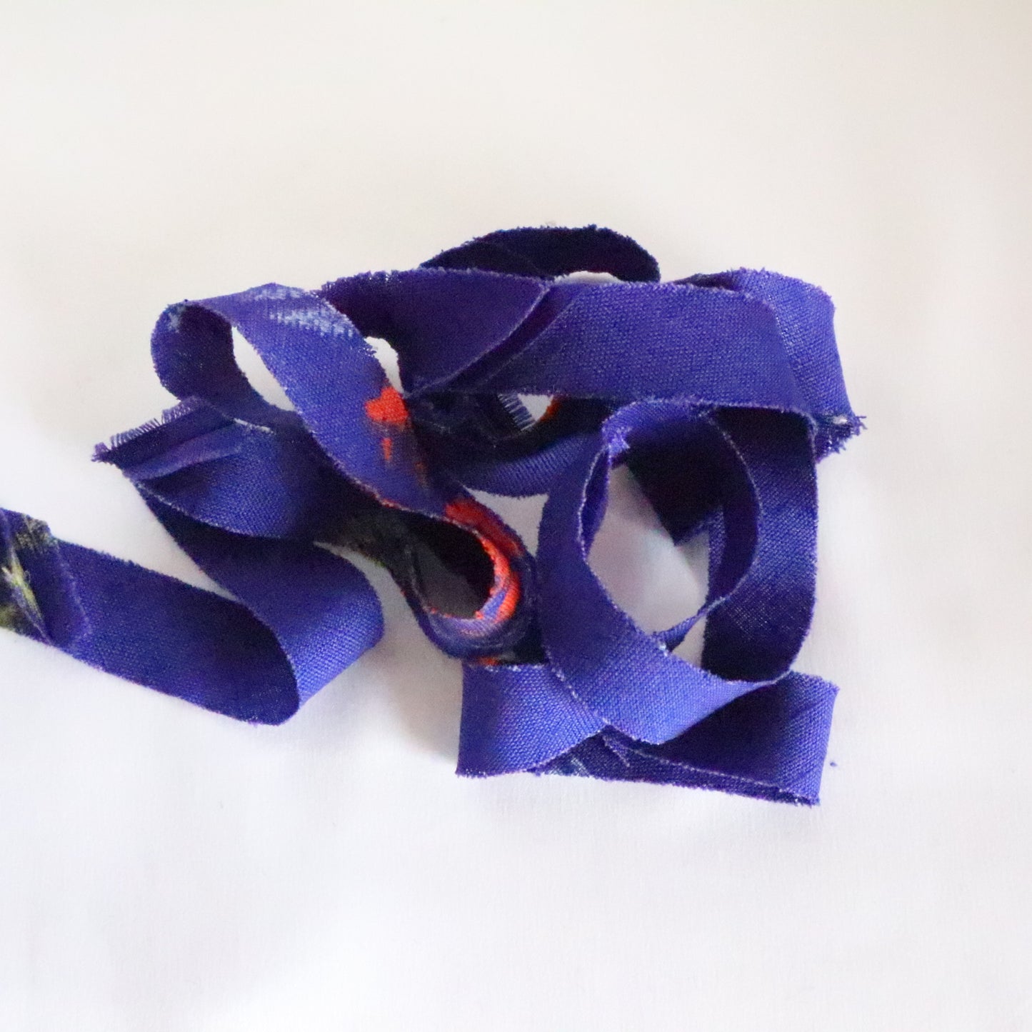 群青色にカラフルな花柄・ウール（Y02311024）