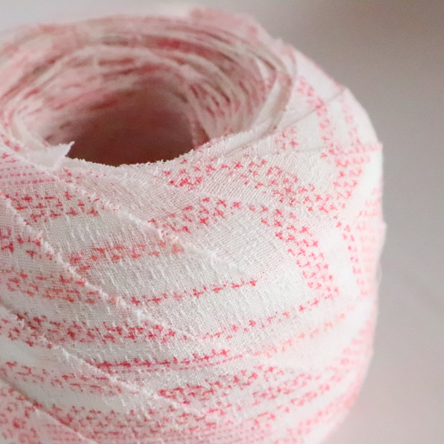 白につつじ色の抽象柄・交織（Y02310027）