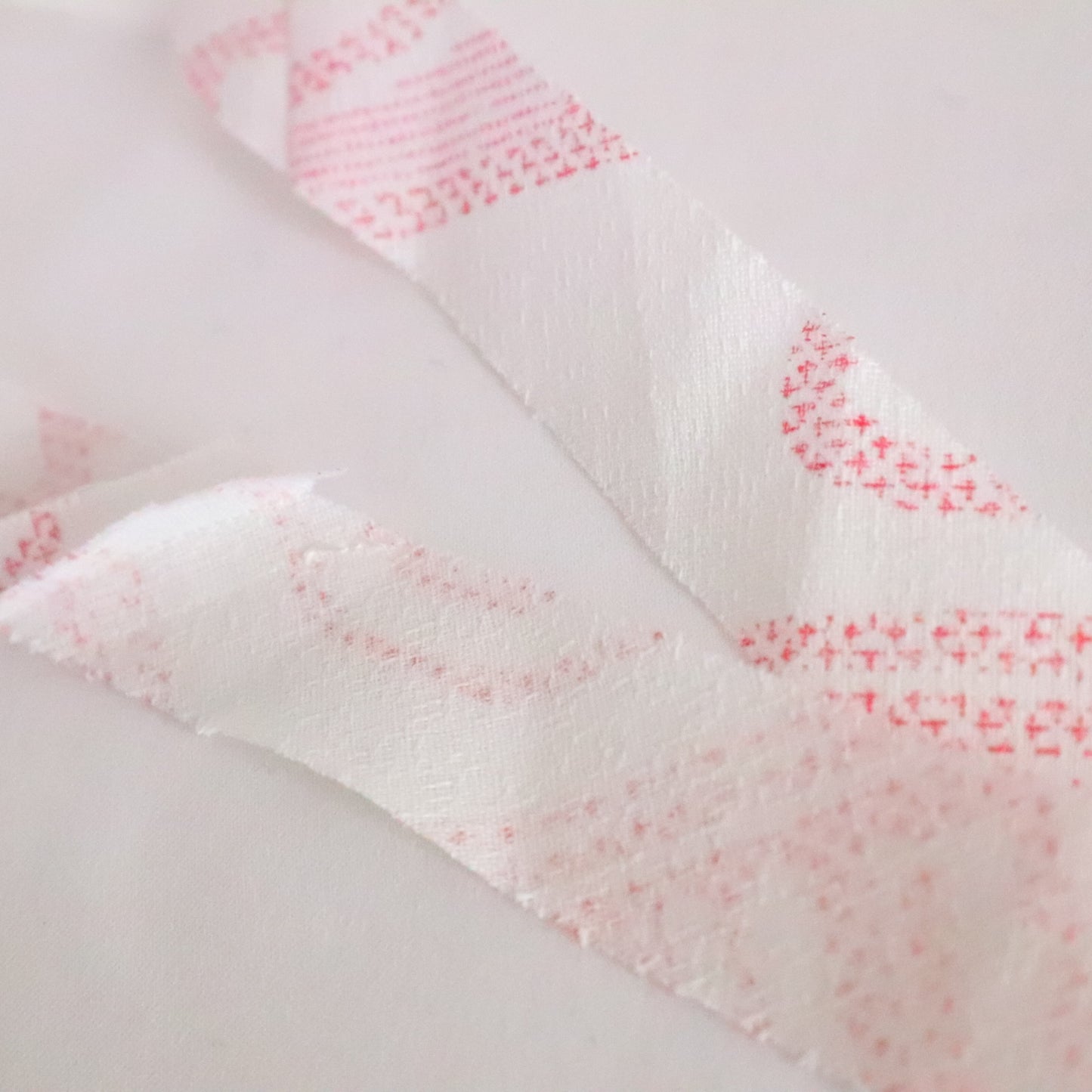 白につつじ色の抽象柄・交織（Y02310027）