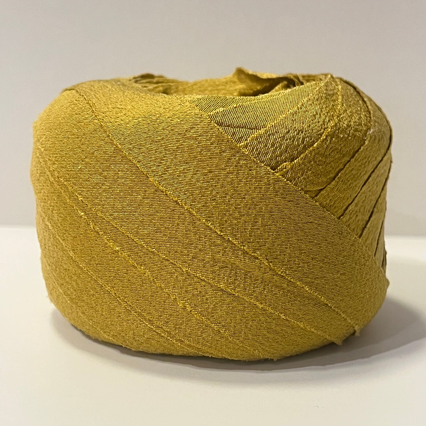 辛子色の無地・縮緬(Y02508001）