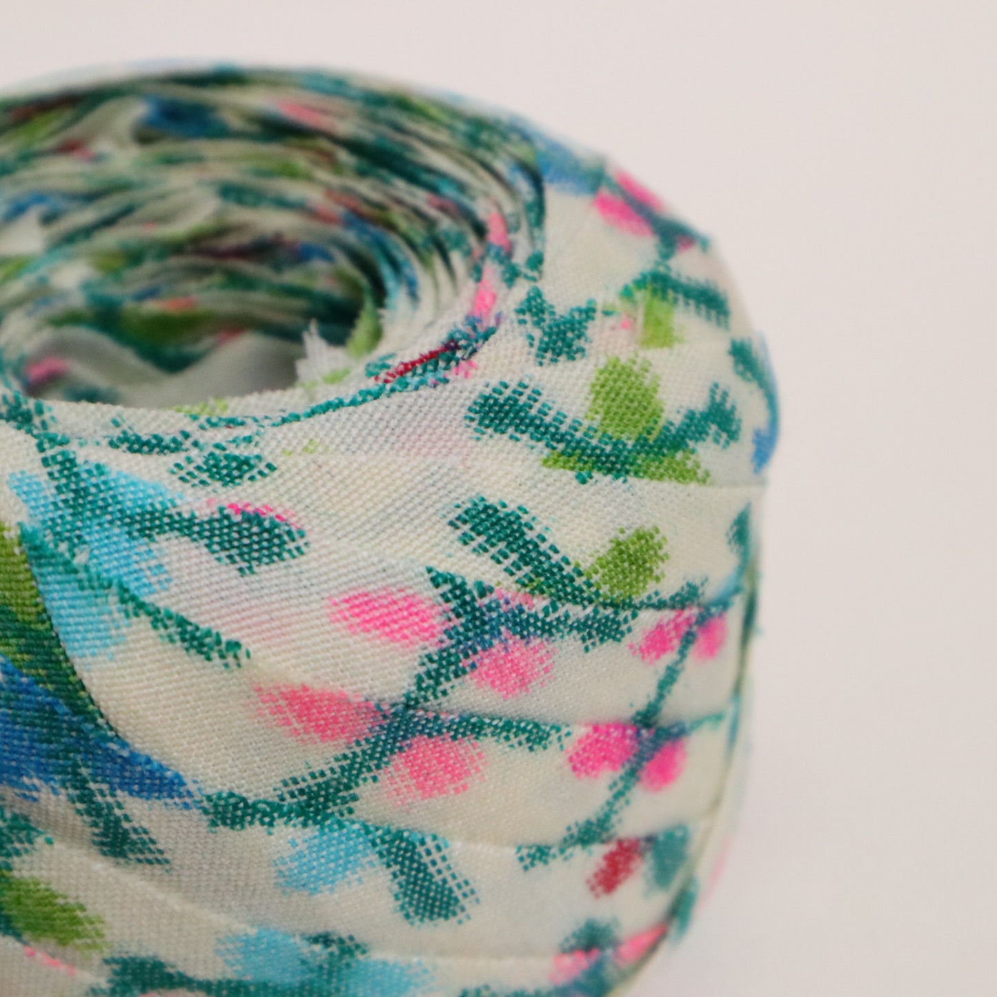 白地にカラフルな抽象柄・ウール(Y02601010）