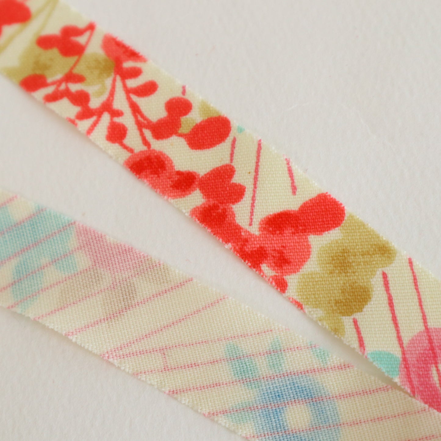 卵色に色とりどりの万寿菊柄・交織(Y02601012）