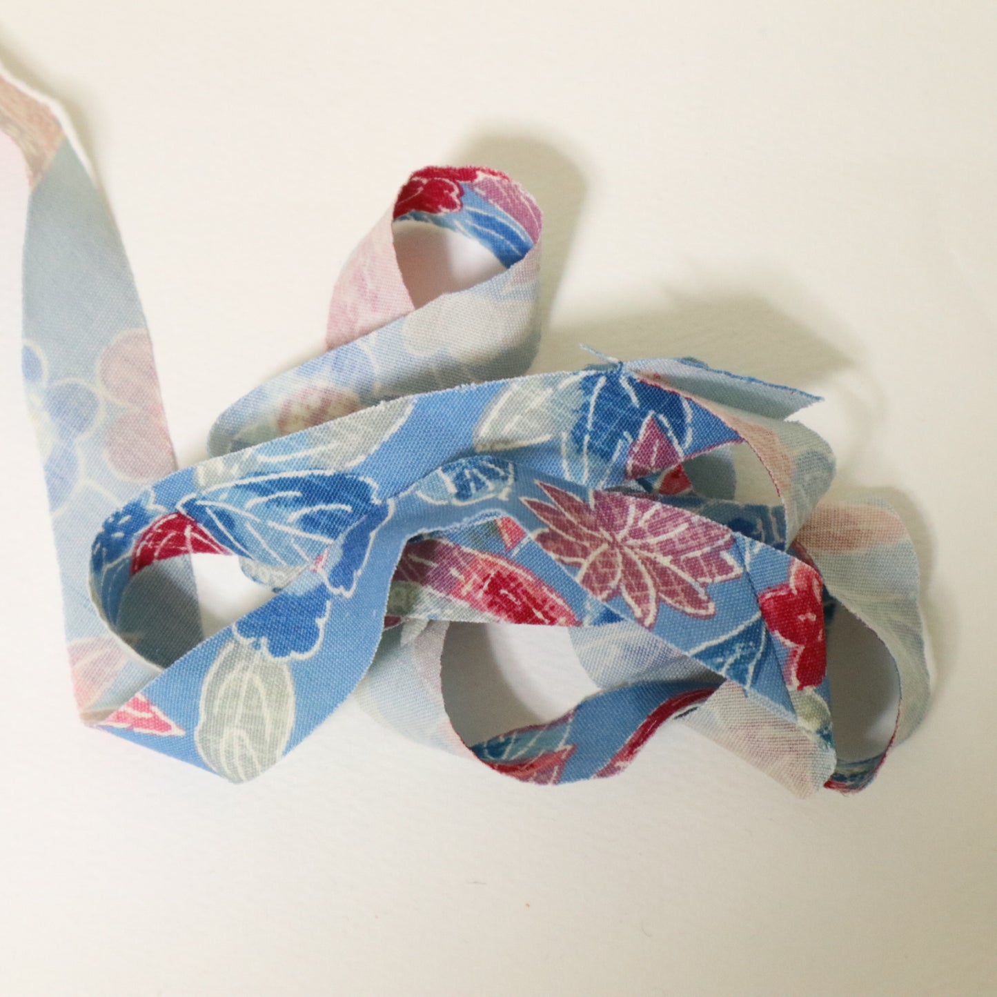 【残りわずか】水色　赤　花柄　ウール(Y02511001）