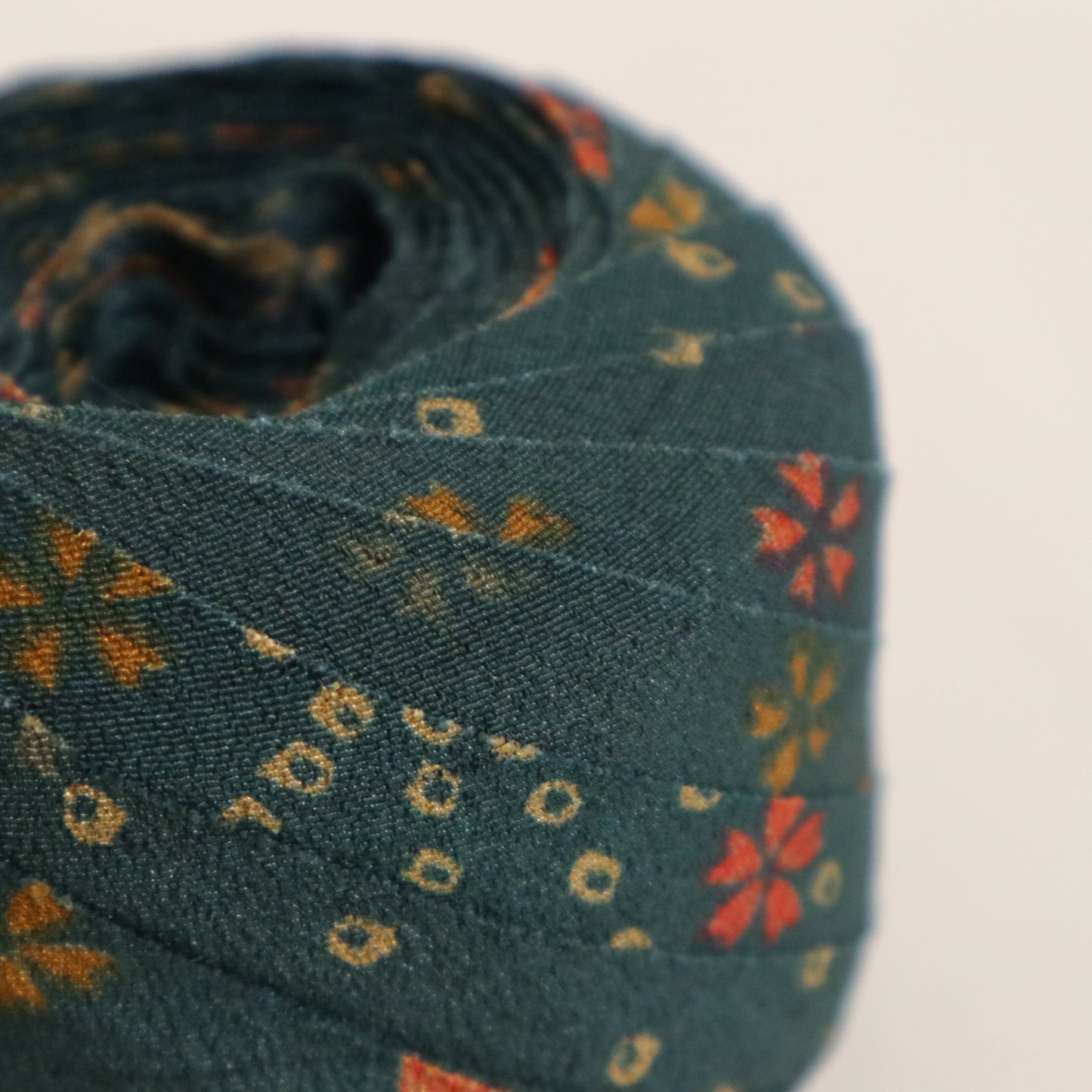 深緑に赤や黄色の小花模様・縮緬　(Y02605008）