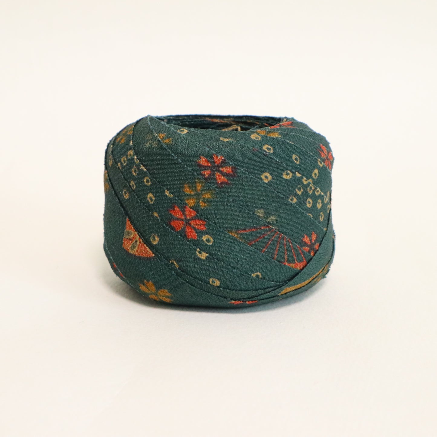 深緑に赤や黄色の小花模様・縮緬　(Y02605008）