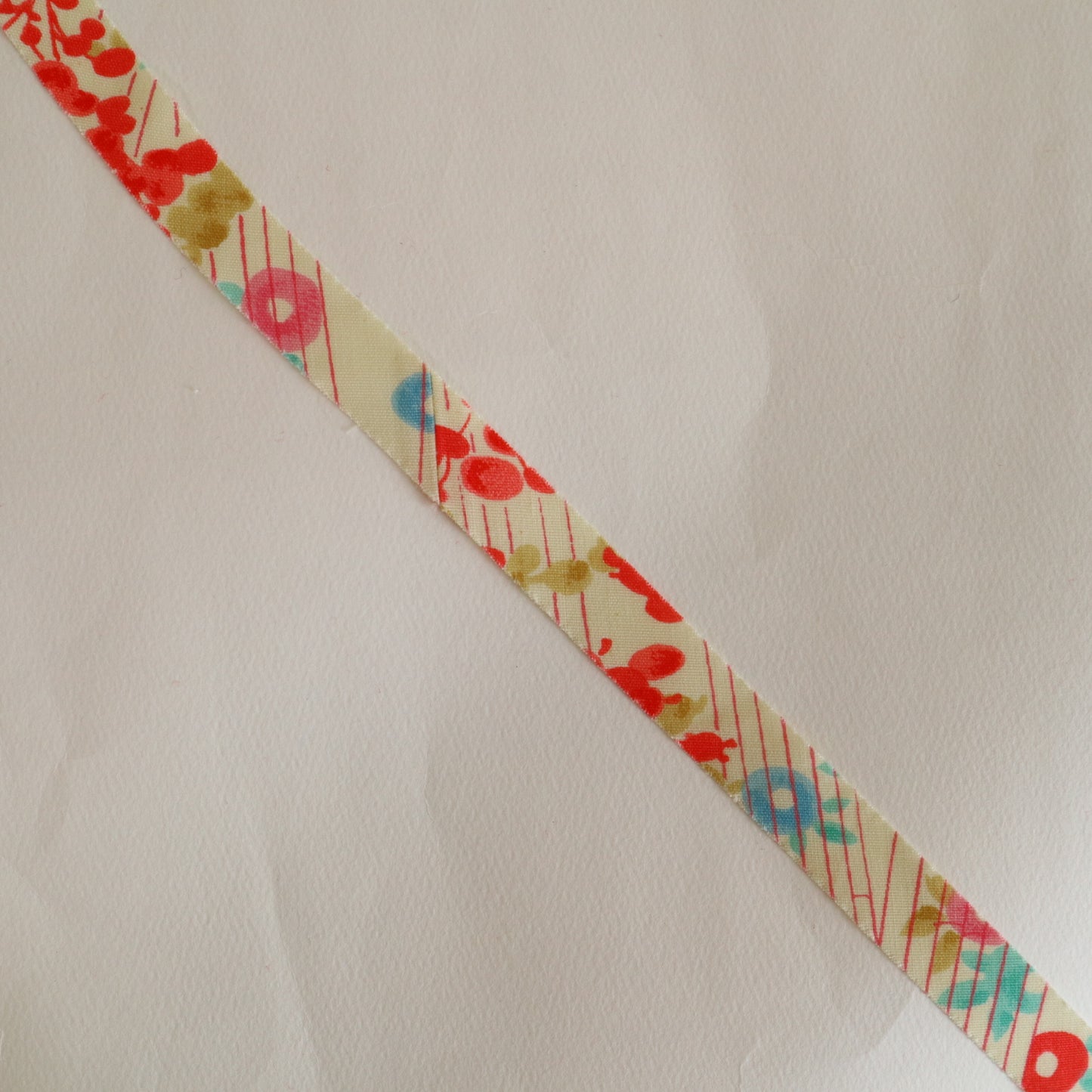 卵色に色とりどりの万寿菊柄・交織(Y02601012）