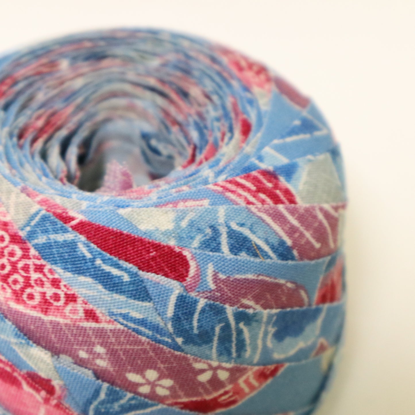 【残りわずか】水色　赤　花柄　ウール(Y02511001）