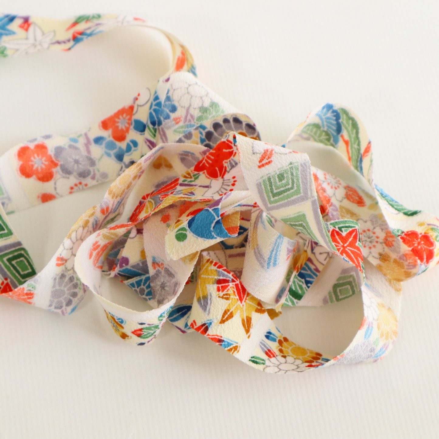卵色に春秋花柄・化繊　(Y02606003）